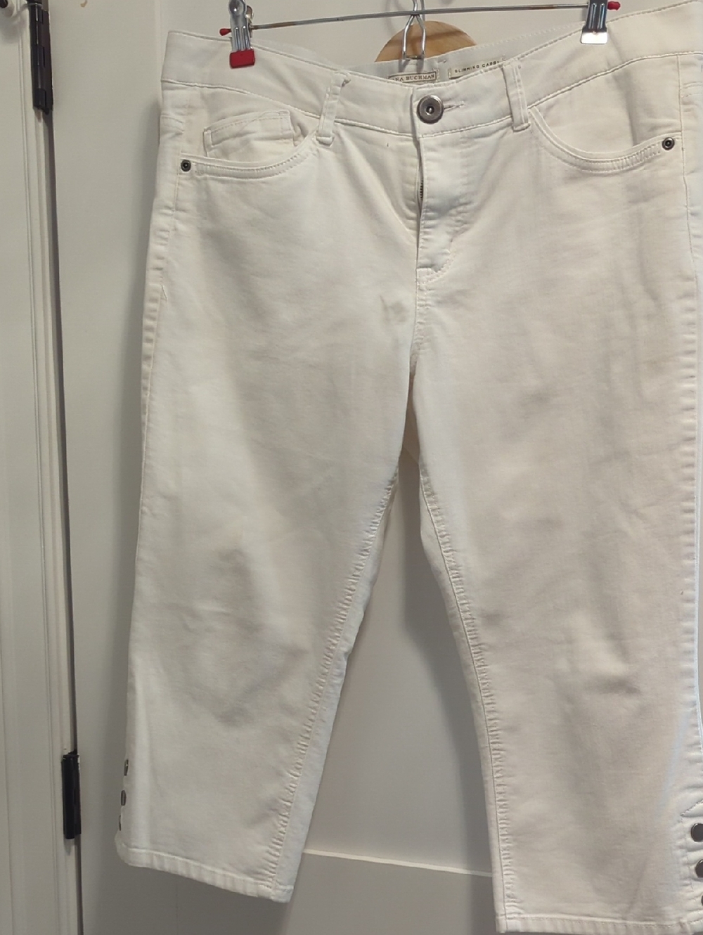 Dana Buchman White Cropped Button-Hem Jeans